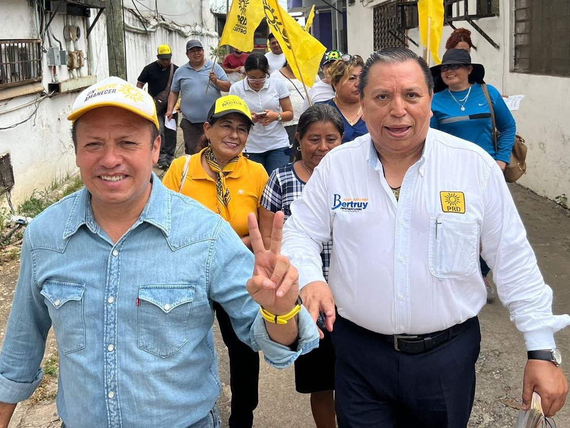 Buen jueves a todos, en unos momentos más arrancamos nuestros recorridos por el distrito 9 local, con nuestro candidato a Diputado Lic. #DeLosSantosBertruy Juan

#2DeJunio
#VotaPRD
#EligeValienteDecideDiferente
#UnGobiernoDelPuebloParaElPueblo

📝🗳️🌞👍