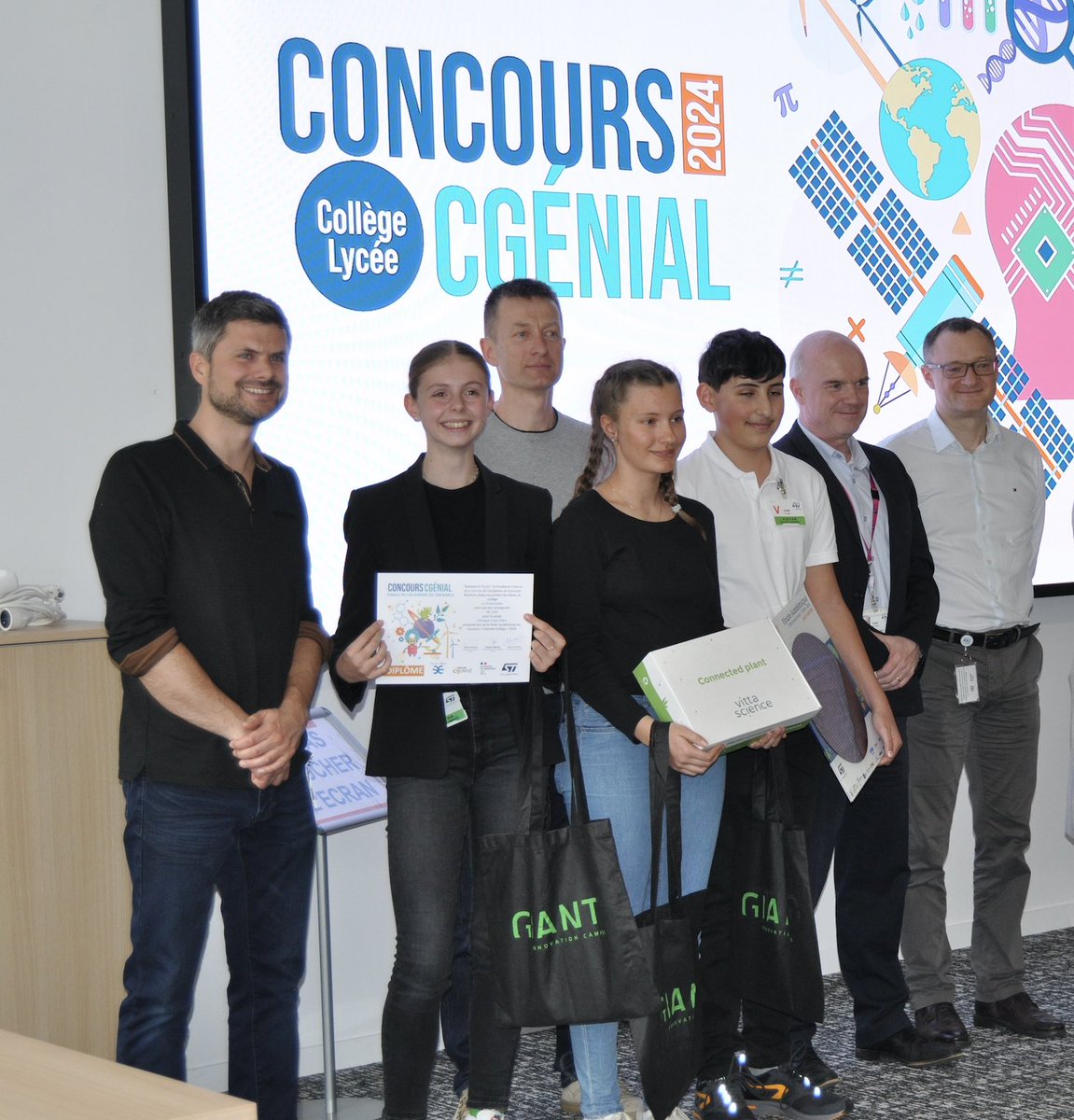 👩‍🔬🧑‍🔬🥳Grand bravo à l'équipe du #collège Le Chamandier de l'<a href="/acgrenoble/">Académie de Grenoble</a> <a href="/PhysChiGrenoble/">Phys-Chim Grenoble</a> pour son projet "À dos d'âne", prête à concourir lors de la finale nationale du #ConcoursCGenial2024, qui aura lieu le 15 mai 2024 au <a href="/MuseeAirEspace/">Musée de l'Air et de l'Espace</a> ! 👏🥰👇

<a href="/Sciences_Ecole/">Sciences à l'École</a> <a href="/Fond_CGenial/">Fondation CGénial</a>