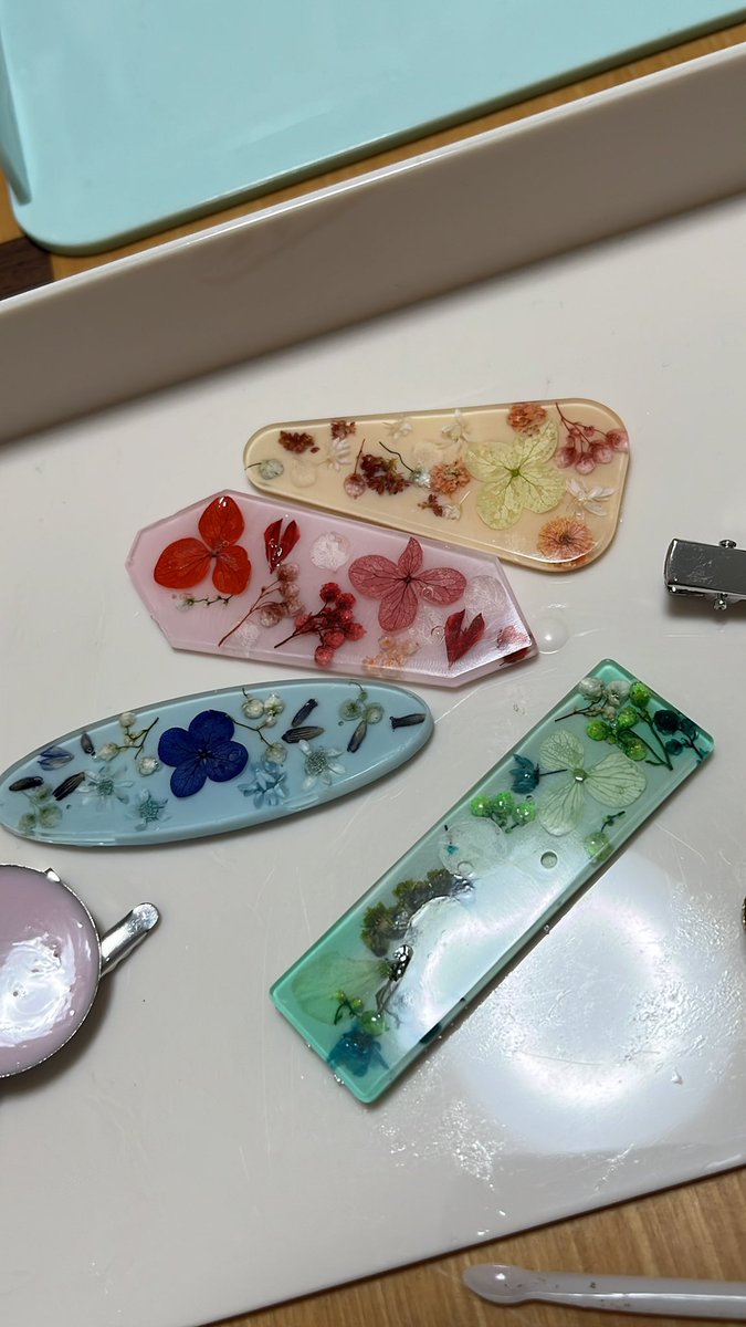 デザフェスに向けて新作をつくってるのですが花入れた途端に表面に穴開きやすくて苦戦してます。今日のは全てボツにです_:(´ཀ`」 ∠):_明日以降リベンジします。