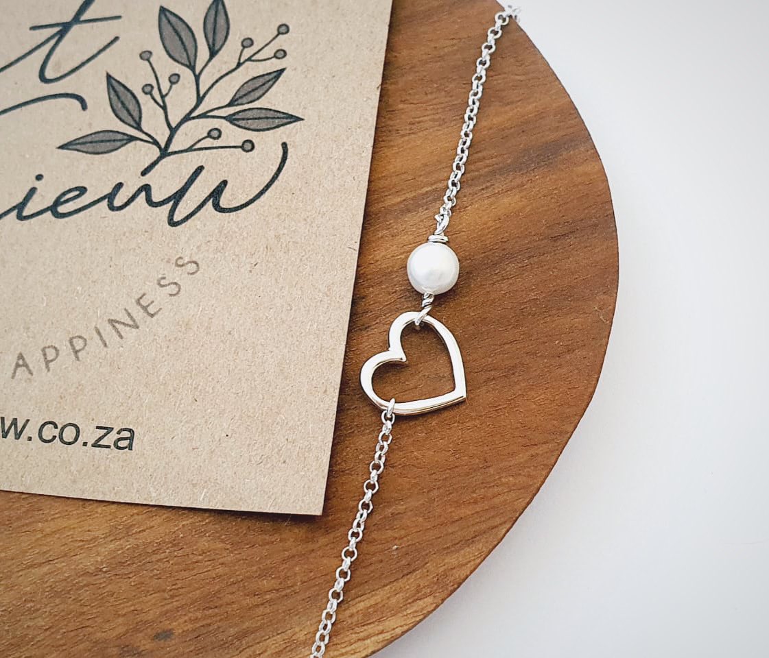 Sterling Silver Freshwater Pearl and Heart Bracelet! 

#sterlingsilver #sterlingsilverbracelet #handmade #handpierced #heart #white #whitefreshwaterpearl #freshwaterpearl #pearl #bracelet #italianchain #fjietfjieuw #wedeliverhappiness
