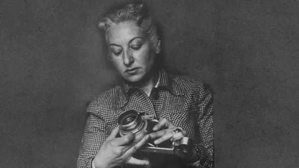 Lola Álvarez Bravo es considerada una de las pioneras de la fotografía en México, inició su carrera en los años 30 y pronto ganó popularidad por su obra marcada por  imágenes documentales de la vida cotidiana y sus experimentos con el fotomontaje y el fotomural.