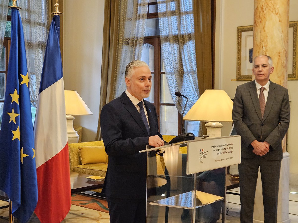 L'Ambassadeur @Herve_Magro remet à Maître @MichelKadige les insignes de Chevalier de l'Ordre national du Mérite en reconnaissance de son expertise juridique & de son dévouement à la cause sociale, et d'une collaboration étroite avec l'Ambassade & ses services qui remonte à 2006.