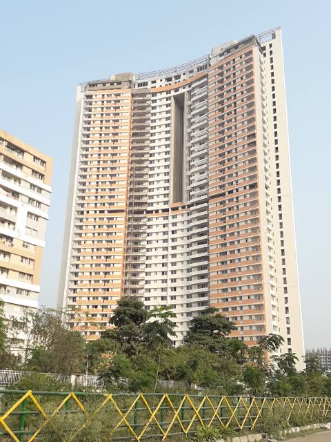 This is Uniworld City- Air one of the tallest hi-rise residential towers in New Town AA-III stands empty due to dispute.
#newtown #unitech