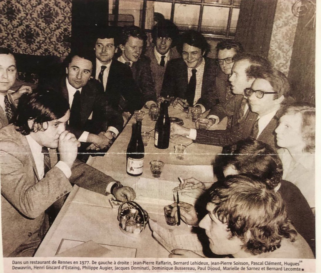 Giscardisme

1977: quand Jean-Pierre Raffarin (à gauche) buvait un bon p’tit coup 🍷, en compagnie de ses camarades « jeunes giscardiens »…
dont Hugues Dewavrin et Henri Giscard d’Estaing (au fond), Dominique Bussereau ou Marielle de Sarnez (à droite)…