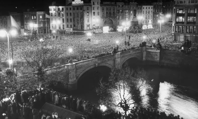 #OTD in 1949 – At midnight 26 counties officially leave the British Commonwealth. A 21-gun salute on O'Connell Bridge, Dublin, ushers in the Republic of Ireland. Read more 🔗 wp.me/p3XCMr-LXk