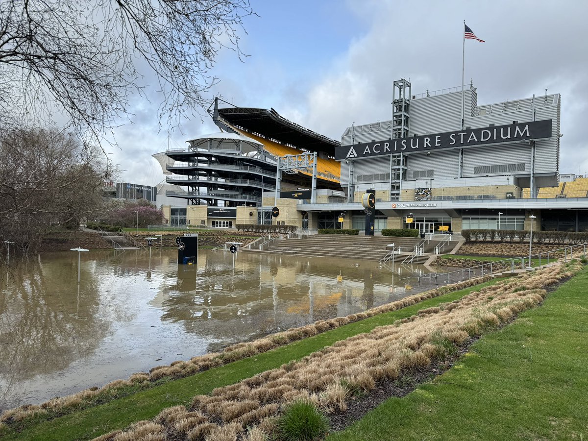 lauren_linder's tweet image. ⚫️🟡 #STEELERS SIGHT TO SEE 🟡⚫️

How often do you see the boat launch leading to the steps of @steelers @AcrisureStadium flood? 

Good thing it’s not football season yet

@KDKA #PAwx #wx #Pittsburgh #flooding