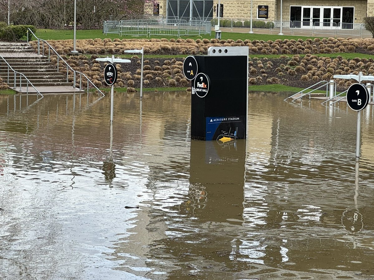 lauren_linder's tweet image. ⚫️🟡 #STEELERS SIGHT TO SEE 🟡⚫️

How often do you see the boat launch leading to the steps of @steelers @AcrisureStadium flood? 

Good thing it’s not football season yet

@KDKA #PAwx #wx #Pittsburgh #flooding