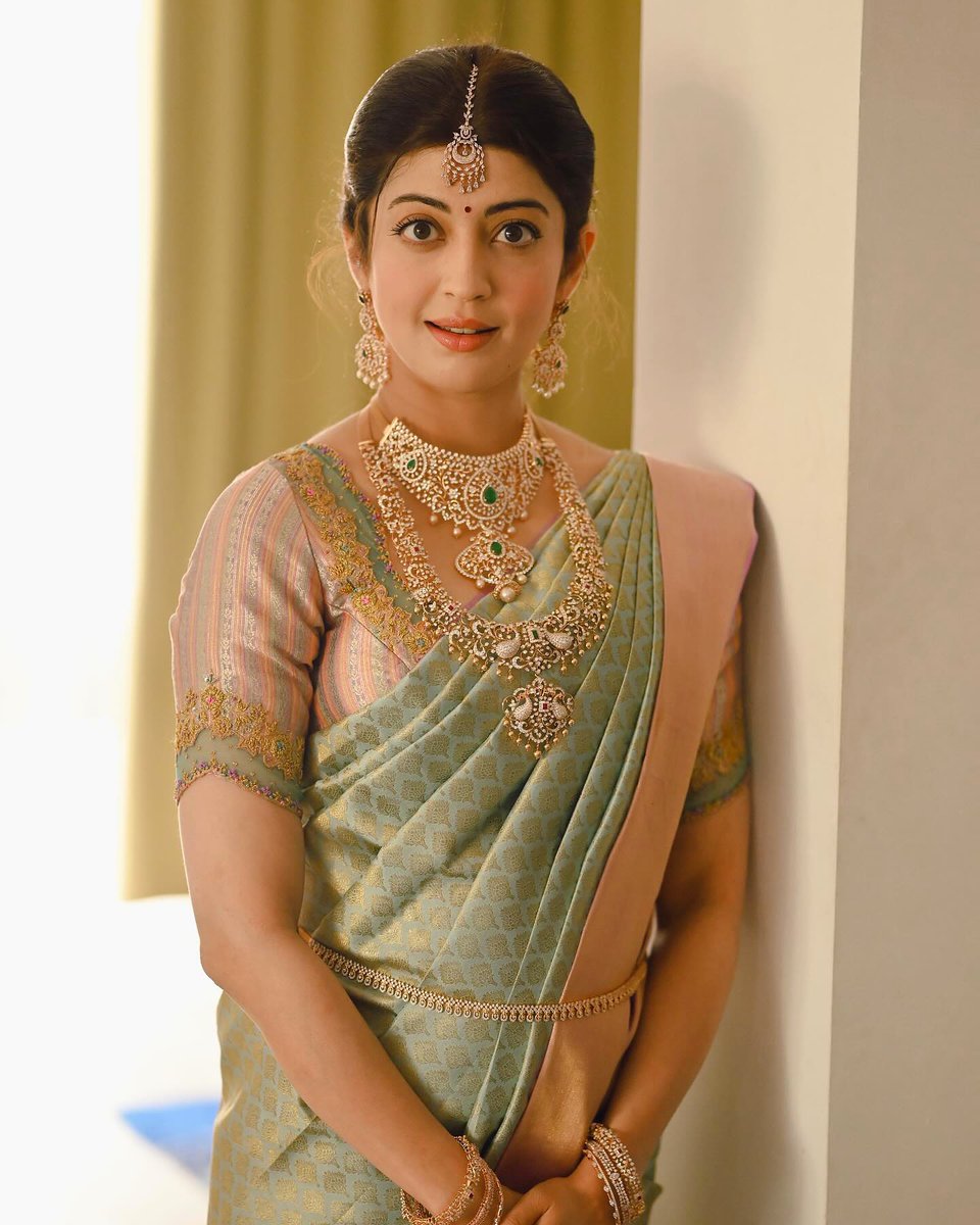 Actress Pranitha latest photoshoot pic 💚 #VisualDrops #actress #pranitha @pranitasubhash #PranithaSubhash #photoshoot