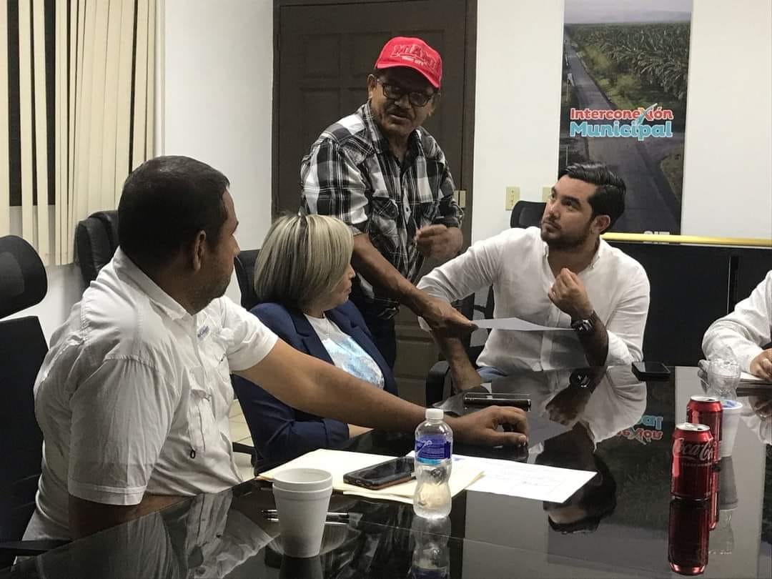 BancadaLibre's tweet photo. Los diputados #FelipePonce y #NelsonLeiva, junto a líderes de Yoro, se reunieron con el titular de la @SITHonduras, @OctaJPP, para presentar diferentes proyectos destinados al mejoramiento de la infraestructura del departamento. https://t.co/cnJJXpcChY