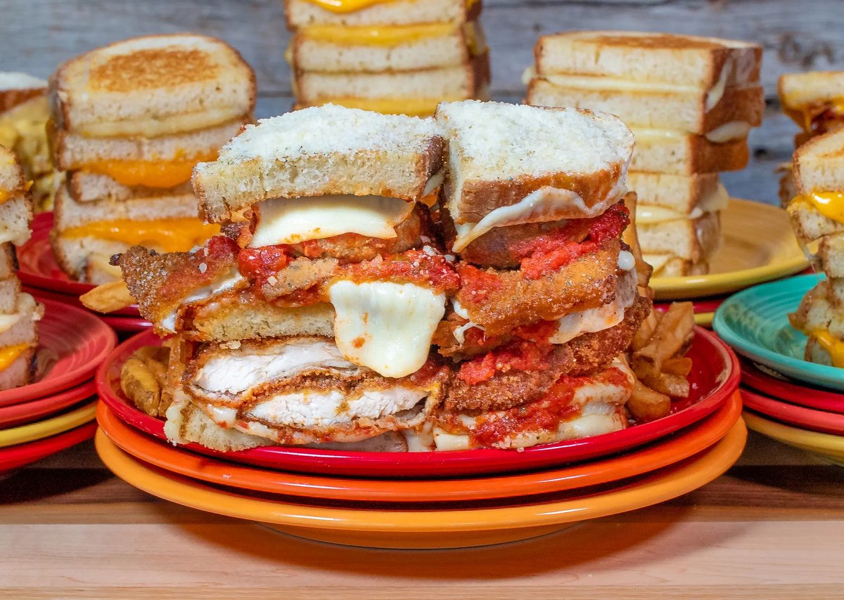 🎳 Let me explain something to you: this sandwich is utterly dude-like (or da tipo, in Italian): crispy panko breaded chicken, homemade meatballs, fried mozzarella wedges, basil marinara, roasted garlic, provolone, mozzarella, romano.

Get it here!!

➡️➡️➡️bit.ly/3TfxKMa