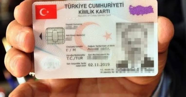 #Beniyavaşlatma Fatih Bey Türk kimlik kartında Türk bayrağı yok kırmızı bir hilal ve yıldız var bu konu hakkında ne düşünüyorsunuz Kimliğin buna benzer güncellemesini istiyoruz