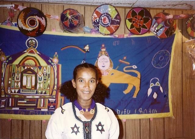 #NewtotheArchives: Ethiopian Jewish woman with garb and tapestry. Around 1980. buff.ly/3IOedfo 📷 Courtesy of the American Association of Ethiopian Jews (AAEJ Archives Online).