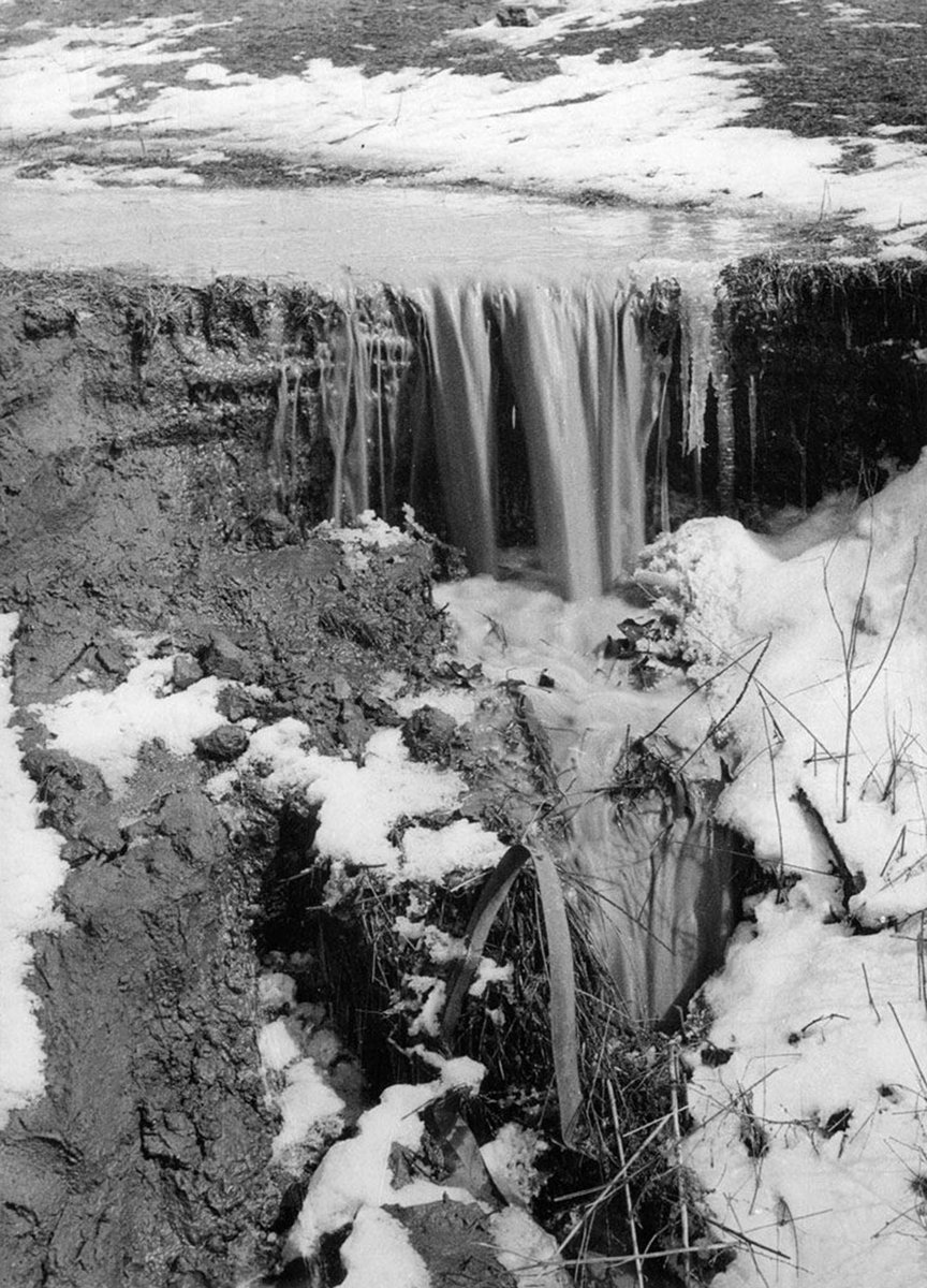 Melting snow forms a cascade at the Humber River in Toronto #OnThisDay in 1926 (Apr 4)

Photo by John Boyd. Credit: @TorontoArchives 

#otd #1920s #springthaw #humberriver #Rivers #meltwater #history #torontohistory #tdot #the6ix #Toronto #canada #hopkindesign