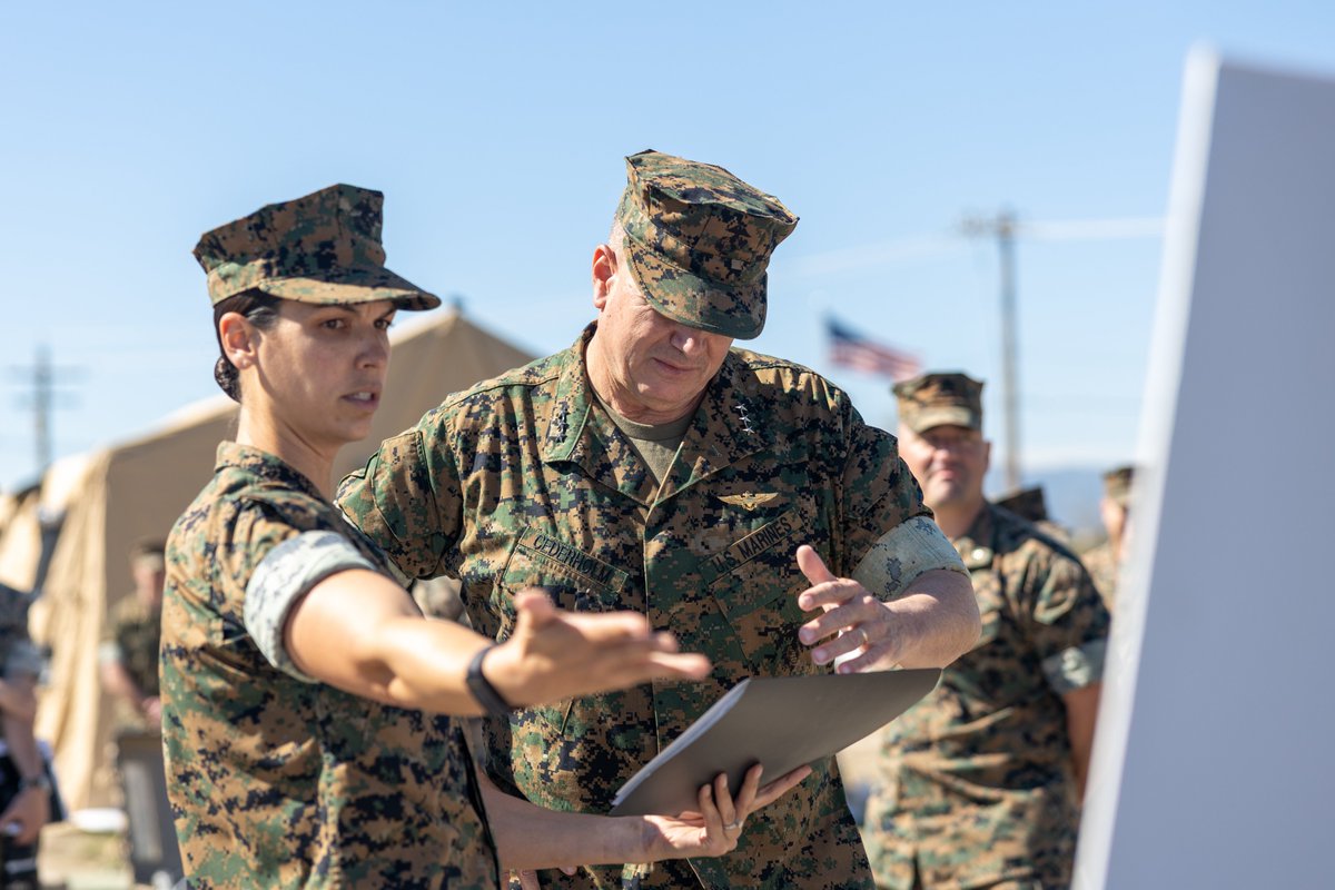I MEF CG Attends 1st MLG Static Display The visit was used to discuss critical @1stMLG current and future operations that enhance combat readiness and lethality within the Marine Air-Ground Task Force. 📸:dvidshub.net/r/r7nqur
