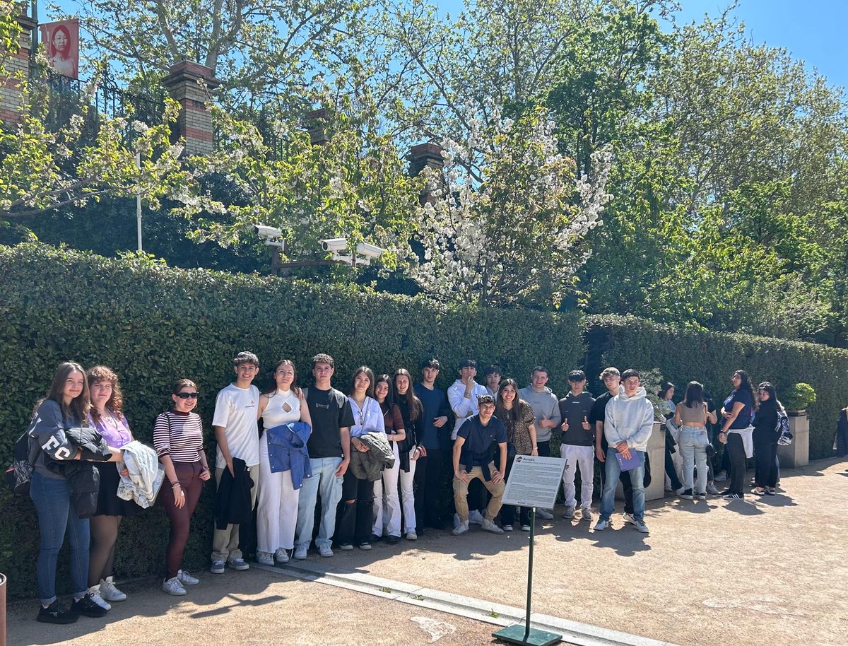 JLuSociales's tweet photo. Disfrutando de un bonito día en Madrid con el alumnado de 2°Bach! Jardín Botánico en primavera y Museo del Prado!
La próxima vez que vean el sol será después de la EBAU! 😅 https://t.co/9IcjUU55lm
