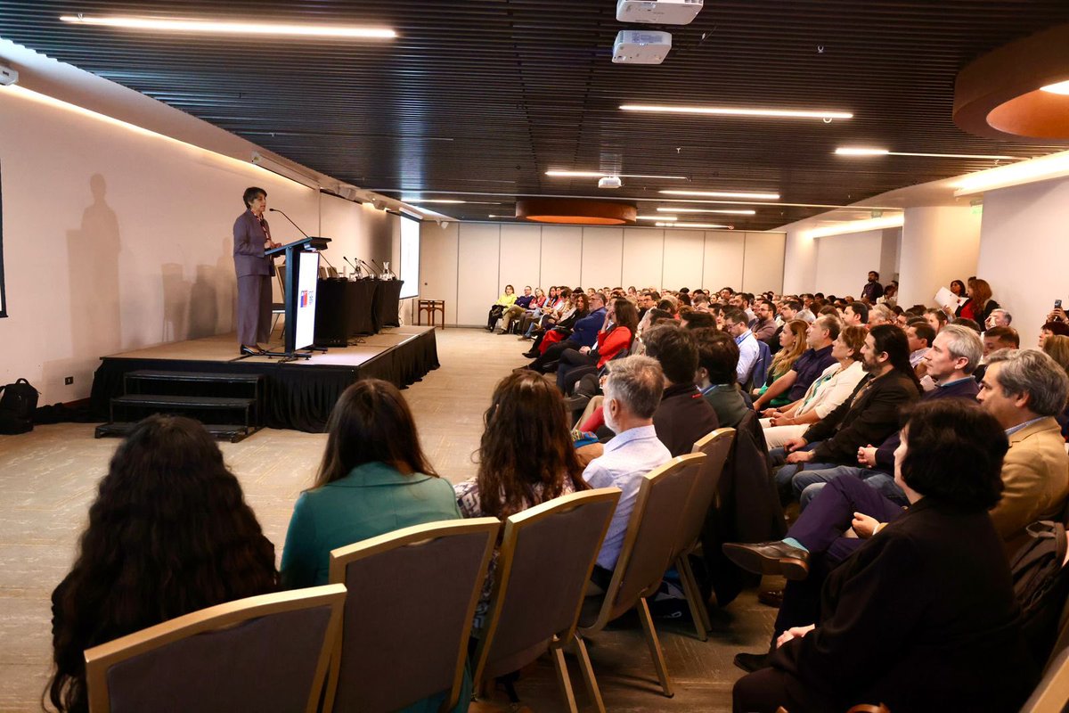 ximenaguilera's tweet photo. ➡️ Junto al subsecretario @OSalgadoZepeda, dimos inicio al segundo día de la Jornada Nacional de Directivos de Servicios de Salud y Seremis de todo el país 🇨🇱 ocasión en la que abordamos las prioridades y desafíos para la red asistencial. https://t.co/pcsGdpi5FU