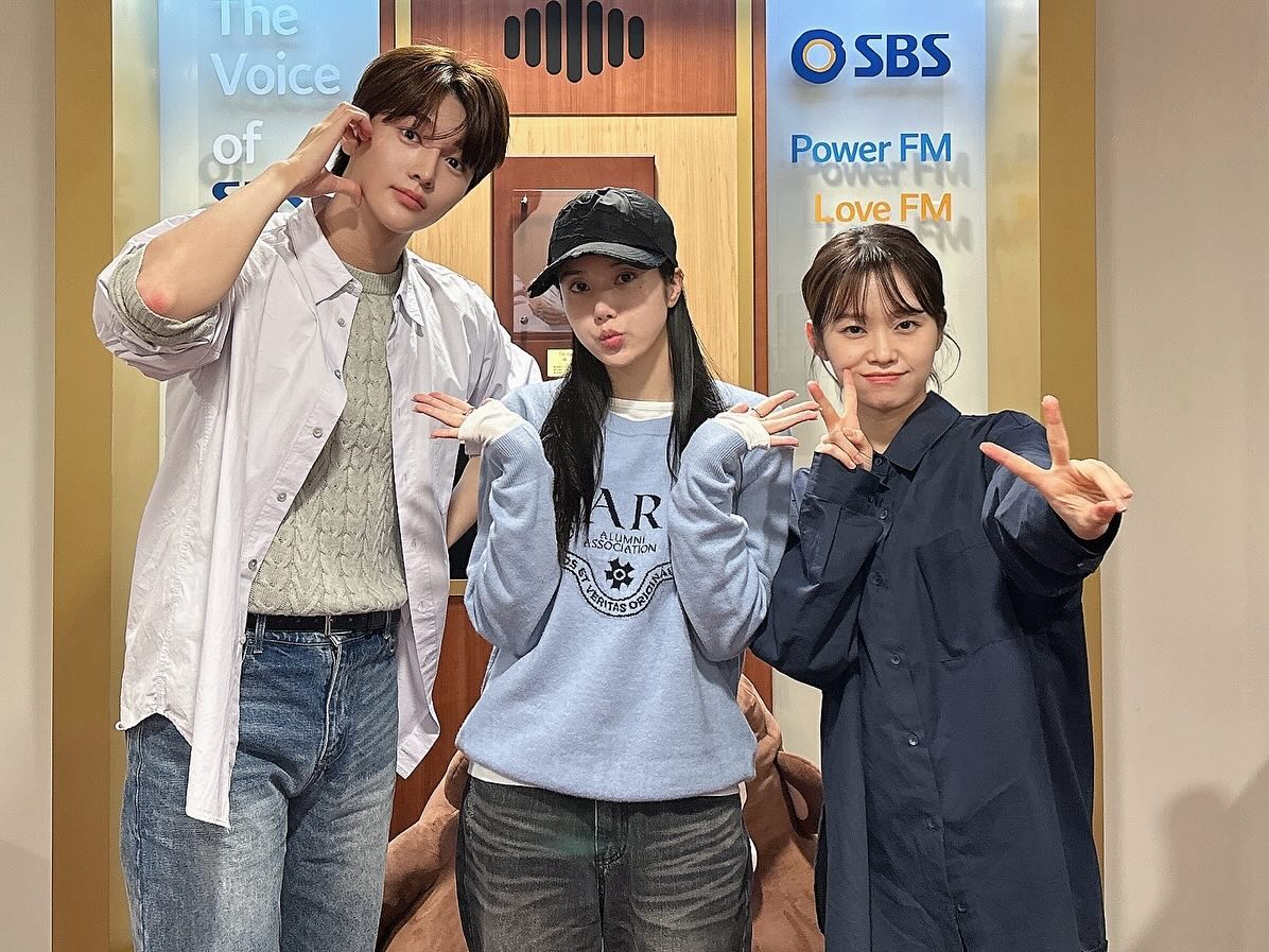 [📸] 240404 SBS Power FM Kwon Eunbi's Youngstreet Instagram Update with Kim Kyunam and Cha Junho

🔗 instagram.com/p/C5VysNxxMum/…

#권은비의영스트리트
<a href="/KWONEUNBI/">권은비 (KWON EUNBI)</a> #KWONEUNBI
#권은비 #ウンビ #クォンウンビ
