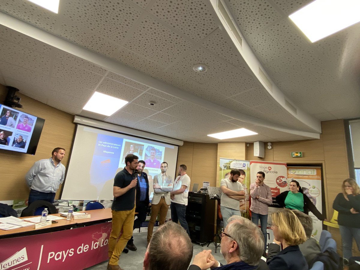 À l’AG <a href="/JeunesAgri/">Jeunes Agriculteurs</a> Pays de la Loire , remerciements appuyés à Brice Dessarthe qui termine un mandat décisif pour la politique d’i #installation en <a href="/paysdelaloire/">Pays de la Loire</a> salué par tous les acteurs régionaux.
Une très belle dynamique est impulsée, prometteuse pour la reprise des