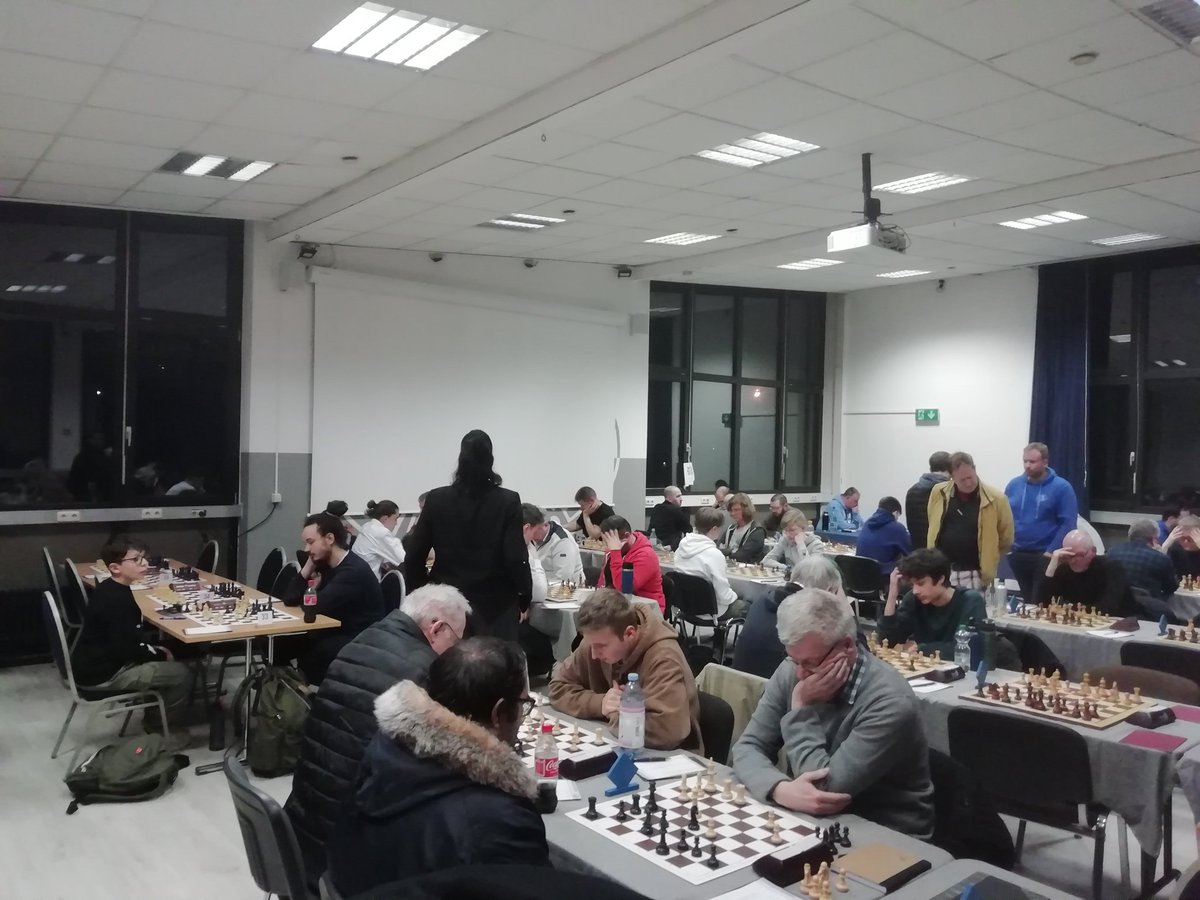osc_schach's tweet photo. Die #RM20 ist in vollem Gange: 67 Teilnehmer:innen (66 + einmal spielfrei) spielen die 1. Runde aus. Morgen kommen noch einmal acht weitere hinzu, die heute ein Bye nahmen oder ohne Punktegabe aussetzten - die Zahl von 75 Teilnehmenden ist damit ein neuer Rekord (zuvor 62)! 🥳 https://t.co/D3m8jd0HFc