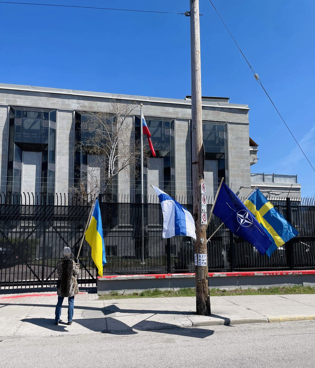 The Ottawa 🇨🇦 ru embassy protesters wish #NATO a happy 75th anniversary. Here we are 'encroaching' on 🇷🇺 territory. 🥳🎂
#NATO75