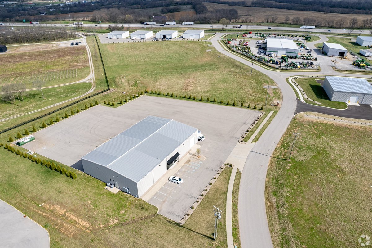 CoStarUS's tweet photo. Check out this 10,000 sq ft warehouse, a prime example of a scarce class of industrial spaces. With low supply, high #occupancyrates and rising rents, these small #industrialproperties are outperforming their larger counterparts. Explore more with CoStar: https://t.co/tP3CPYRuLv https://t.co/RPvXQJXxH8
