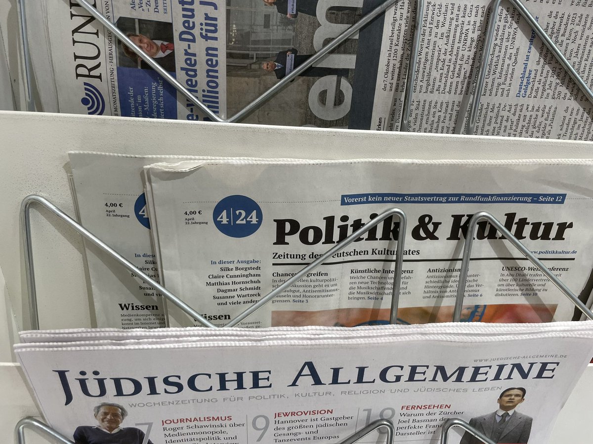 Die neue Politik & Kultur @pukzeitung ist natürlich auch in Bahnhöfen und Flughäfen erhältlich. Hier im Bahnhof Friedrichstraße in Berlin: politikkultur.de @DKRKultur