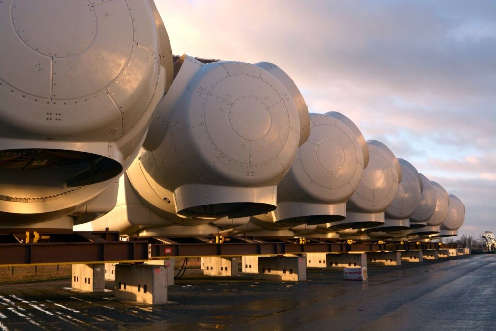 Not sure that people do realize the gigantism of <a href="/SiemensGamesa/">Siemens Gamesa</a> 14.7 MW wind turbines:
🔹 Nacelle = ⚖️500 t, to be craned at sea up to 150 m,
🔹 Blade = 📏108 m, single-piece moulded.
Moray West 🏴󠁧󠁢󠁳󠁣󠁴󠁿 offshore wind farm (880 MW) will comprise 60 machines, 22.5 km from the coastline.