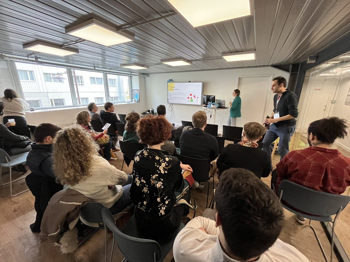 Salle comble pour Vanessa à La Nuit des Meetups de la <a href="/CantineNantes/">La Cantine Numérique</a> et <a href="/Externatic/">Externatic</a> pour son live coding avec <a href="/flutterflow/">FlutterFlow</a>