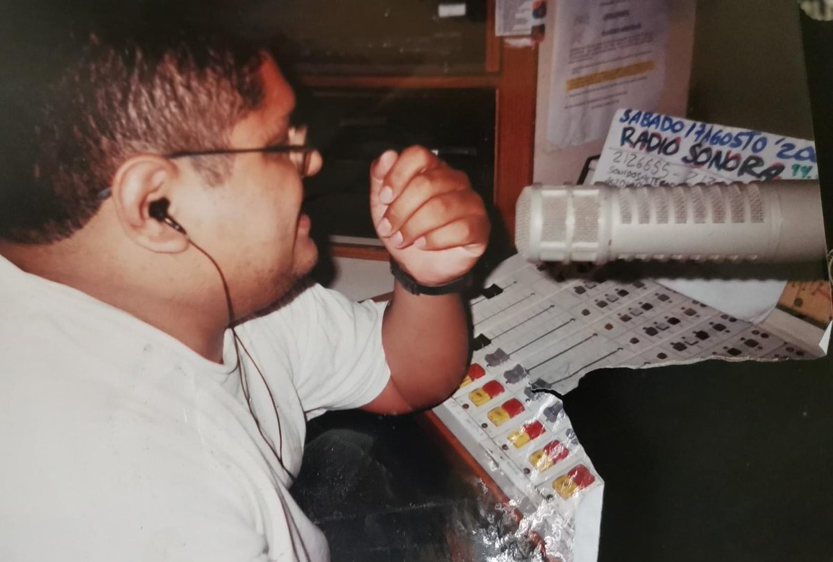 audiorocksonora's tweet photo. Voy a amanecer compartiéndoles estas imágenes de hace 121 kilos….. … digo hace como 23 años cuando empezaba a perderle miedo a los micrófonos 🎙️ 📻 @RSonoraFM #AudioRock🤘🏽🤨 https://t.co/KcLGN5dQEX