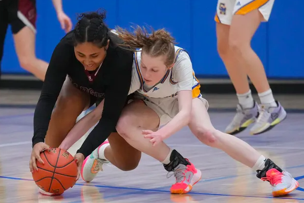 We have a sharpshooter with range alert. @sami_sarner highlight reel is out. Take a look at this highlight reel. Here is Sami getting after a loose ball! She is ready for a huge Spring and Summer. @WIPGEGirls @cmhGirlsBBall hudl.com/video/3/187554…