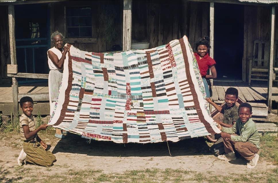 Faces Of Black America. 

Warren County, Mississippi. (1975)

QUILTING.