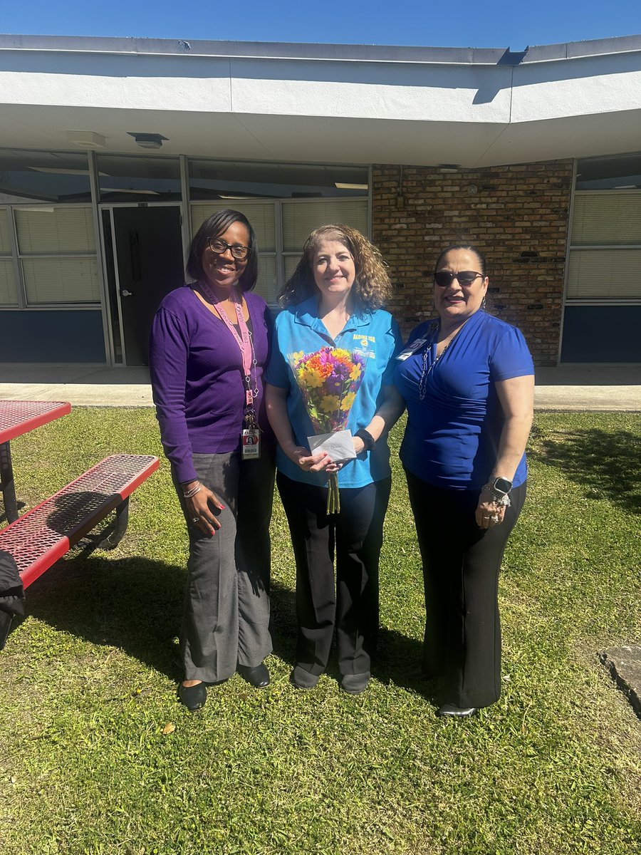 We’d like to give a “Shout Out” to our school’s librarian, Mrs. Barnes. Happy School Librarian Day! @GoodmanES_AISD @TraylorKappelle @minegonzo @AldineISD