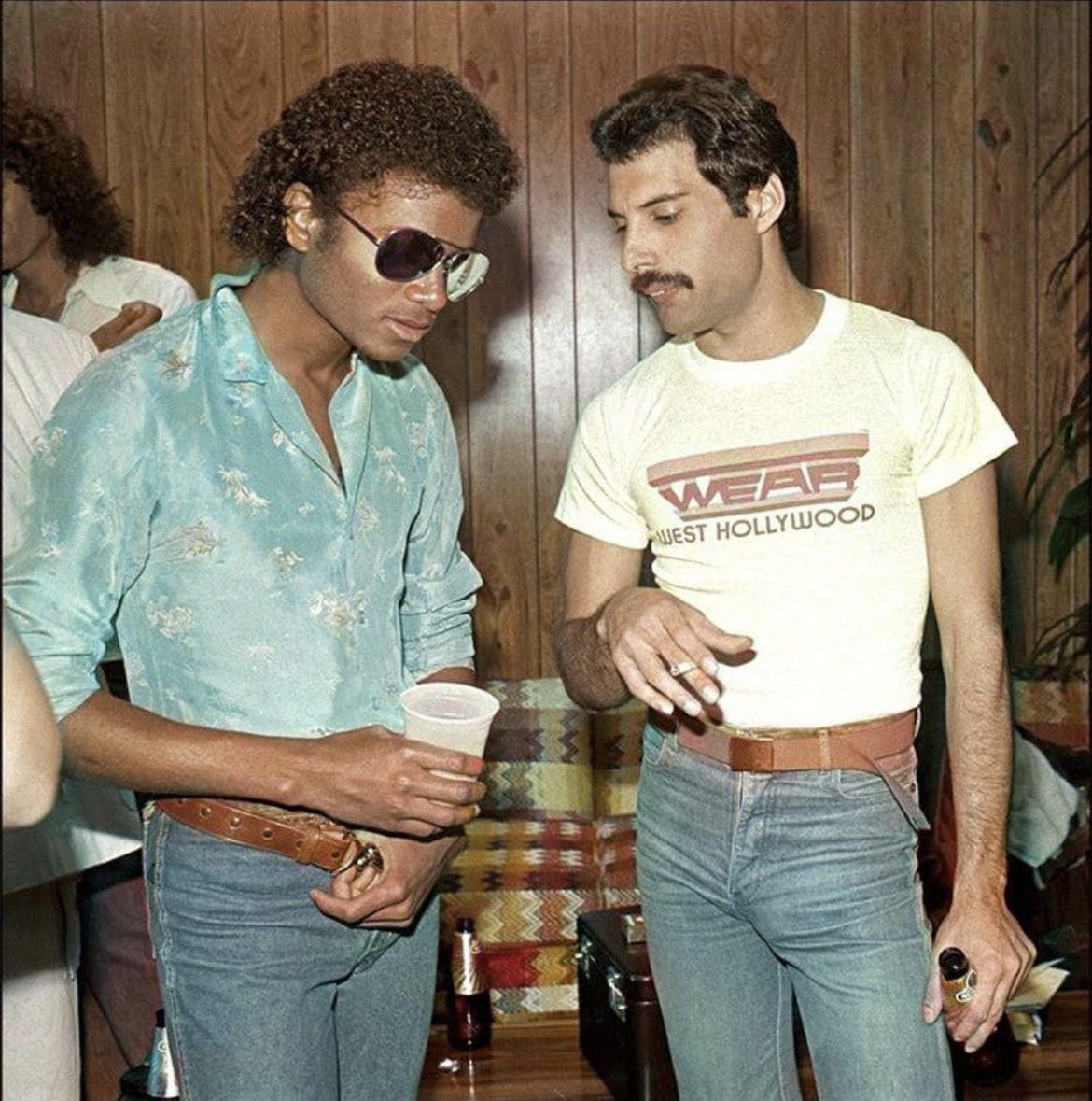 Una fotografía histórica donde aparecen Michael Jackson y Freddie Mercury, 1980s. 👩‍🎤🤘