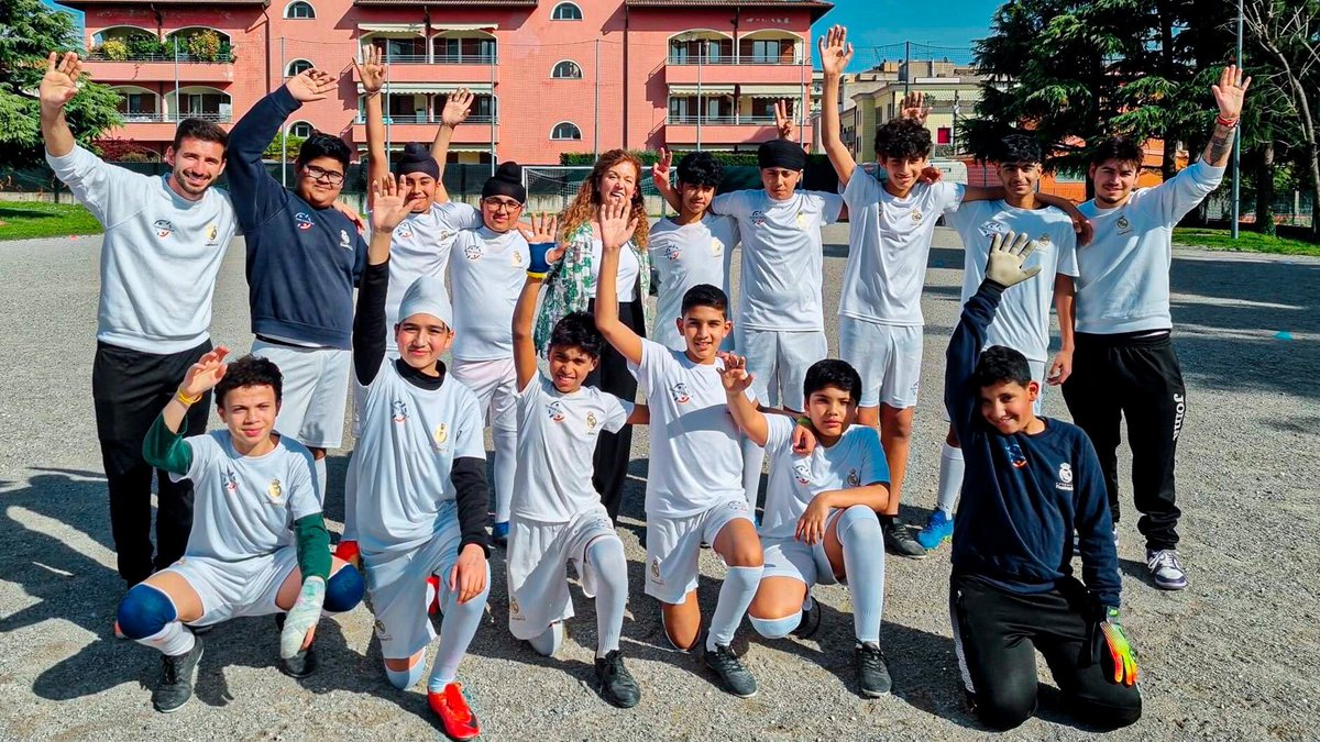Fun_Realmadrid's tweet photo. 🇮🇹 ¡Inauguramos nuestra nueva escuela sociodeportiva en Italia!
🙌 Más de medio centenar de niños aprenderán deporte y valores con el apoyo de Nuovo Cortile SCS Onlus 
🔗 https://t.co/Qw5xbwkmTd
#FundaciónRM https://t.co/HNuvSM7GNe