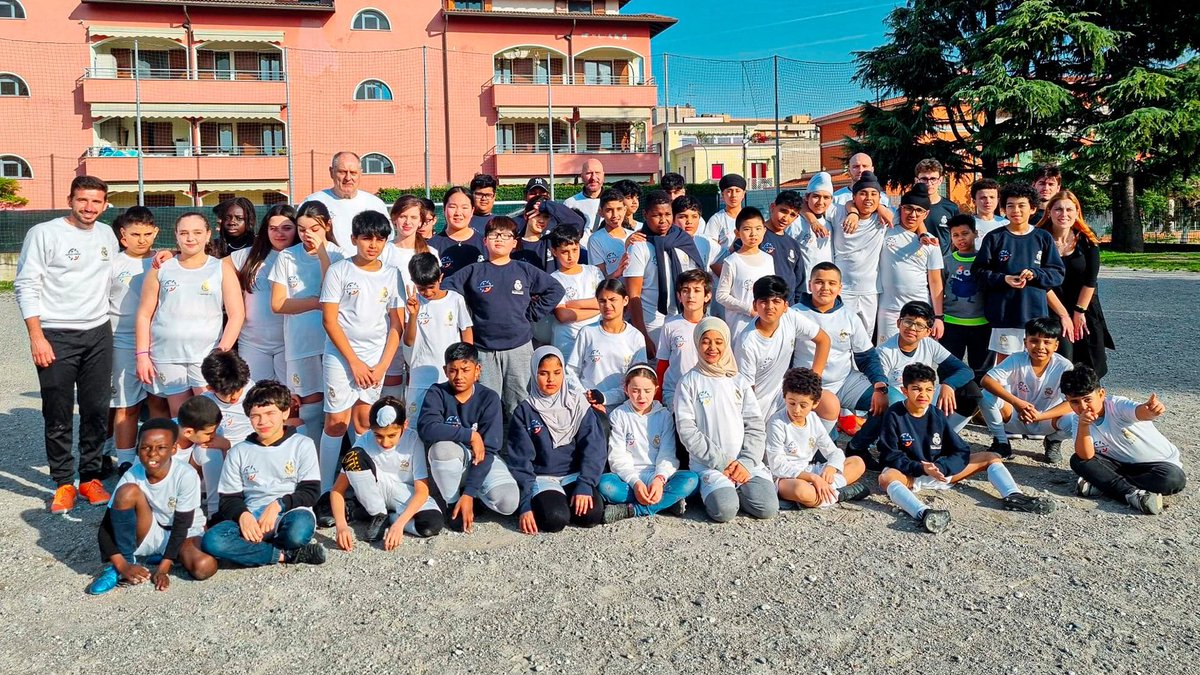 Fun_Realmadrid's tweet photo. 🇮🇹 ¡Inauguramos nuestra nueva escuela sociodeportiva en Italia!
🙌 Más de medio centenar de niños aprenderán deporte y valores con el apoyo de Nuovo Cortile SCS Onlus 
🔗 https://t.co/Qw5xbwkmTd
#FundaciónRM https://t.co/HNuvSM7GNe