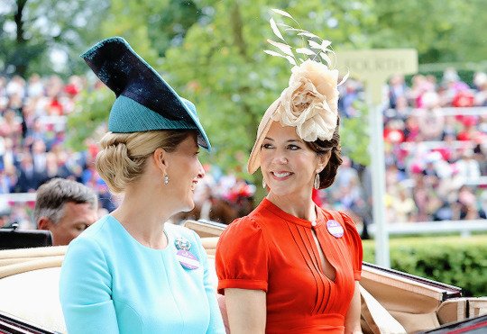 HRH Sophie, Duchess of Edinburgh and Queen Mary of Denmark attending  Royal Ascot on 15 June 2016.
#SophieDuchessofEdinburgh #QueenMary #thursdayvibes #Denmark #thursdaymorning #DuchessofEdinburgh #SuperSophie #PrincessSophie #TeamSophie #RoyalFamily #TeamEdinburgh  @RoyalFamily