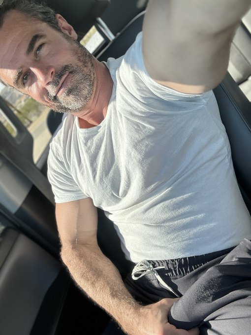 Sending dick pics to everyone ones who says hi https://t.co/LVzPfmkDje