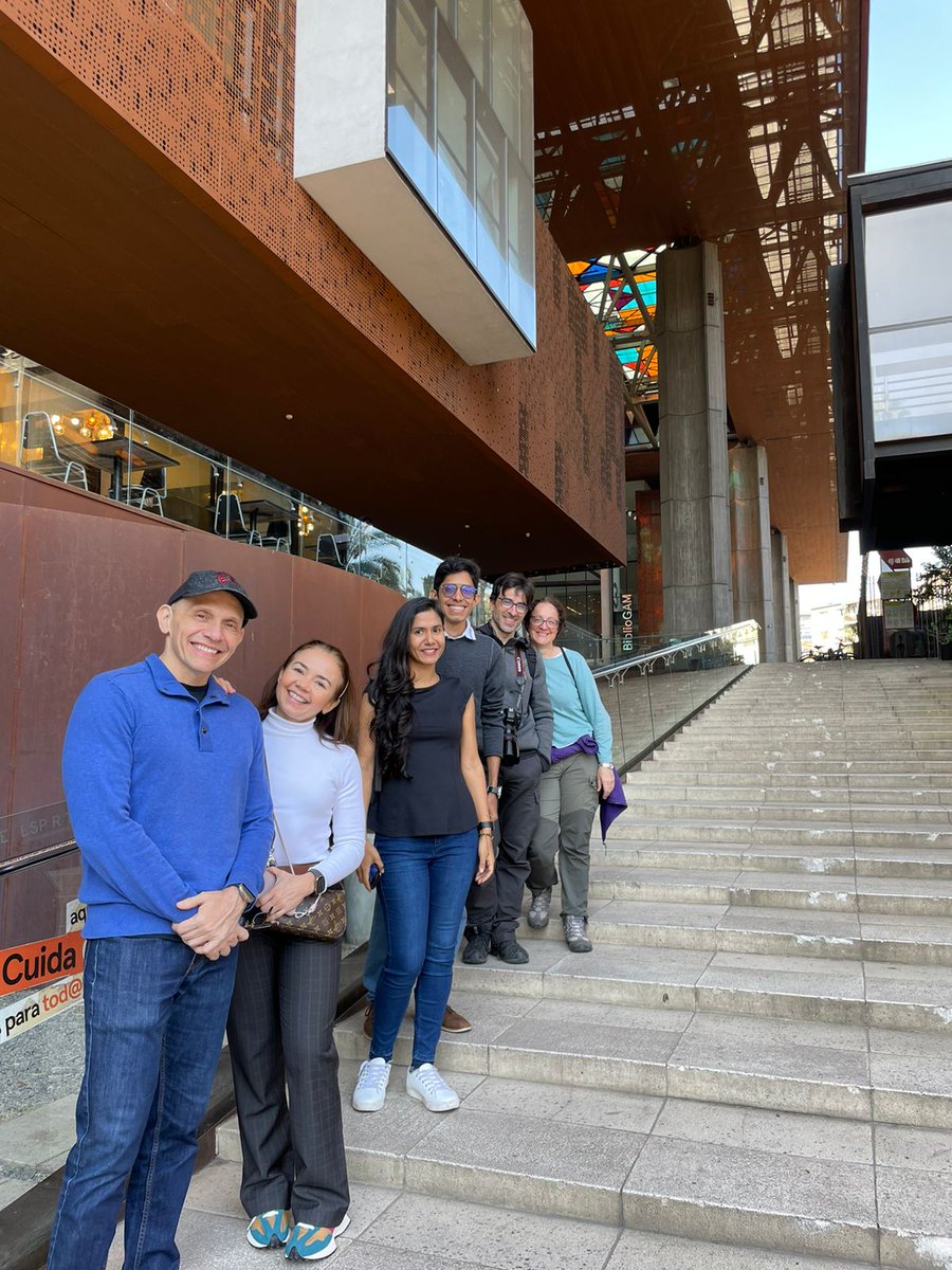 stgoturismo's tweet photo. #AmorPorSantiago Muy contentos nos despedimos de nuestras visitas de Brasil, Colombia y España, quienes acompañaron al guía Braulio Zúñiga en el #TourGratis de cada jueves por el Barrio Lastarria. #ExperienciaSantiago https://t.co/pv5OoxtF6s