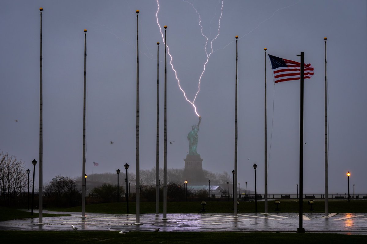 🇺🇲🗽 | Un fotógrafo capturó impresionantes imágenes de un rayo cayendo sobre la Estatua de la Libertad durante la tormenta del miércoles. Las fotografías fueron tomadas desde Liberty State Park en Nueva Jersey. 

📸: Dan Martland