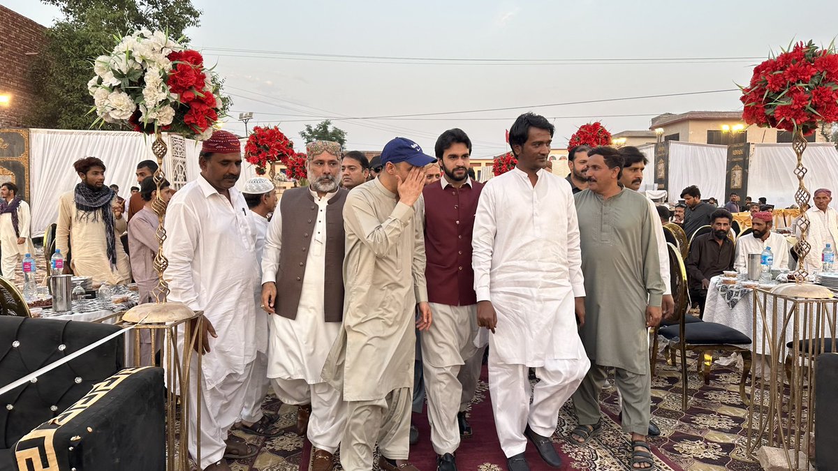 gillanihouse_MC's tweet photo. پیپلزپارٹی کے امیدوار قومی اسمبلی حلقہ #NA148 سید علی قاسم گیلانی کی یونین کونسل جنگل بھیڑاں آمد 
سید عبداللّٰہ احمد علی شاہ کیطرف سے دی گئی دعوتِ افطار میں شرکت کی اس موقع پر معززینِ علاقہ سے ملاقات کی اور ضمنی الیکشن کے حوالے سے سیاسی صورتحال پر گفتگو بھی کی
@KasimGillani https://t.co/qWN40N9bMS
