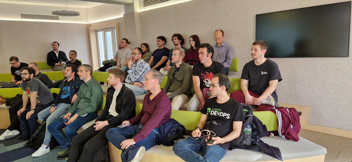MadridDevops's tweet image. Comenzamos el evento #madrid_devops de Abril con un público inmejorable, una oficina  genial que nos ha cedido @idealista y la primera de las charlas a cargo de @AngelBarrera92 hablando de como Adidas gestiona su plataforma global de contenedores.