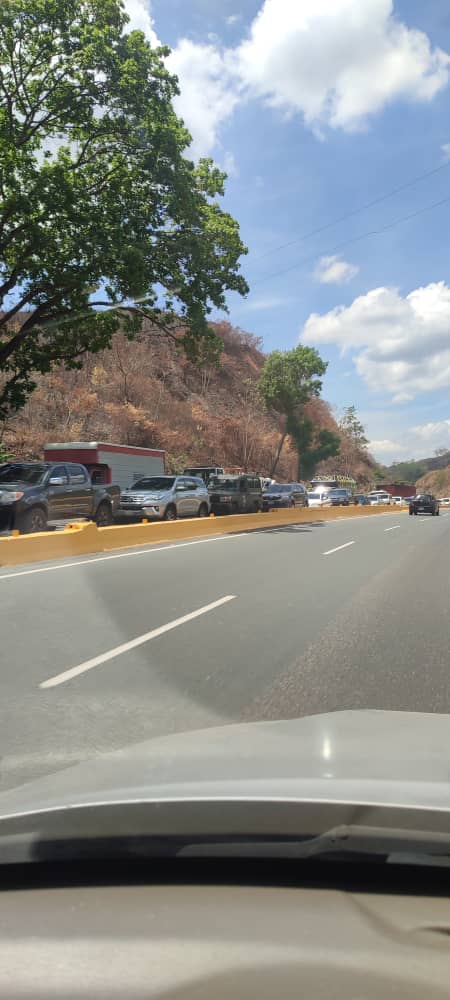 Fuerte retención vehícular en la autopista regional del centro poco después de la salida del distribuidor Los Totumos hasta la falla de borde antes de Maitana, por trabajos de reparación, vía Caracas 12y10 pm