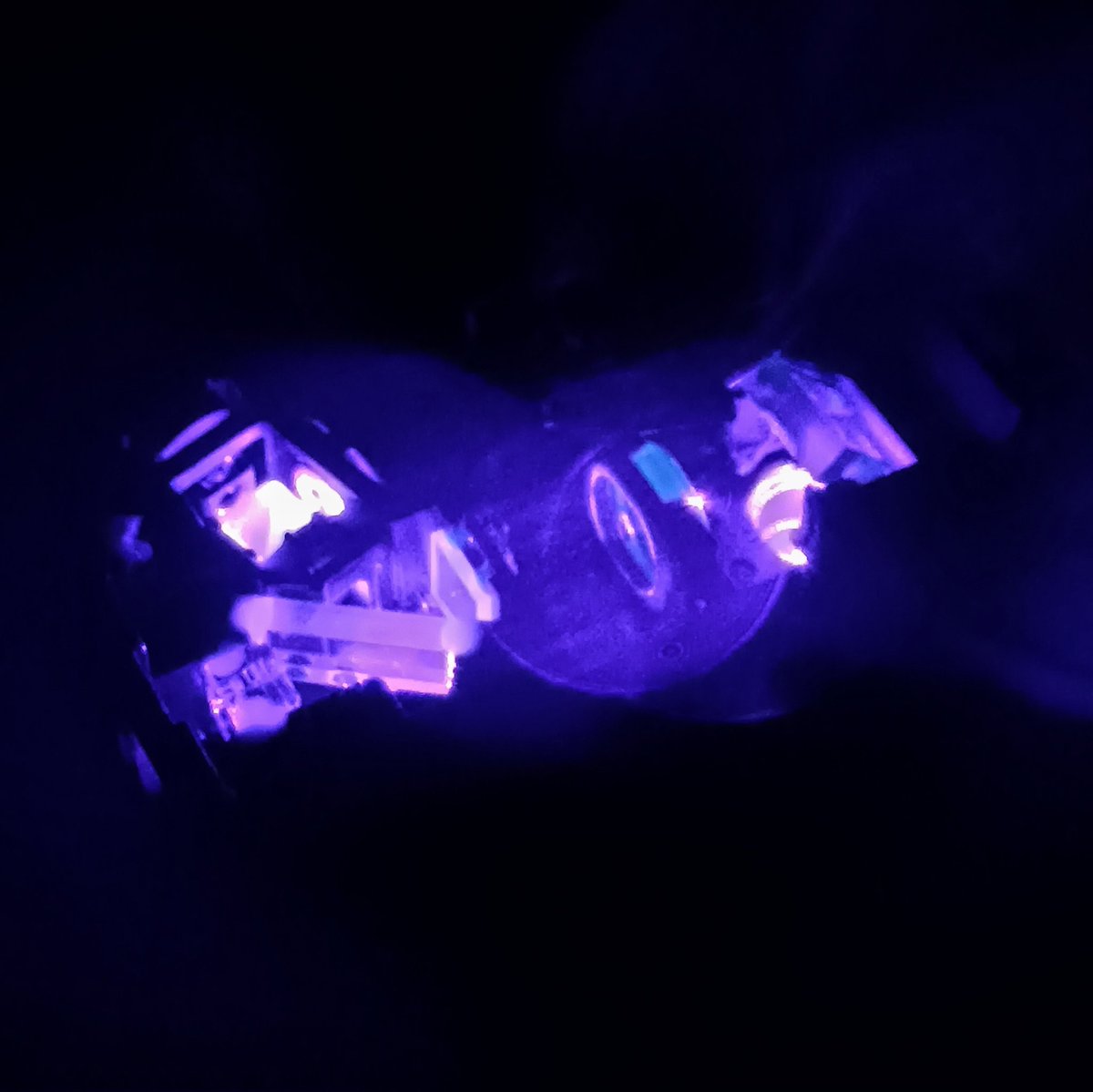 I'm truly fascinated by the technology in BD/DVD optical laser units. Miniaturized free-space optics, lasers, photodiodes, and nanometer-precision actuators... All in a single device that costs peanuts and can be easily controlled with an Arduino 🤯

I'm now playing with one!