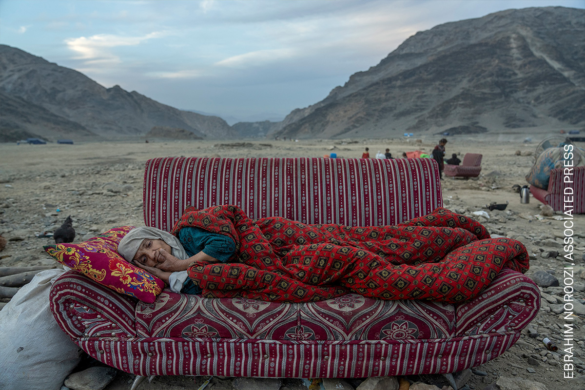 World Press Photo (@worldpressphoto) on Twitter photo Photo of the Day | An Afghan woman rests in the desert near a camp housing people recently deported from Pakistan, in Torkham, Afghanistan, close to the Pakistan-Afghanistan Border, November 2023. By <a href="/EbrahimNoroozi1/">Ebrahim Noroozi</a>, <a href="/AP/">The Associated Press</a>, awarded in the #WPPh2024 Contest: bit.ly/4aGh064 Photo of the Day | An Afghan woman rests in the desert near a camp housing people recently deported from Pakistan, in Torkham, Afghanistan, close to the Pakistan-Afghanistan Border, November 2023. By <a href="/EbrahimNoroozi1/">Ebrahim Noroozi</a>, <a href="/AP/">The Associated Press</a>, awarded in the #WPPh2024 Contest: bit.ly/4aGh064