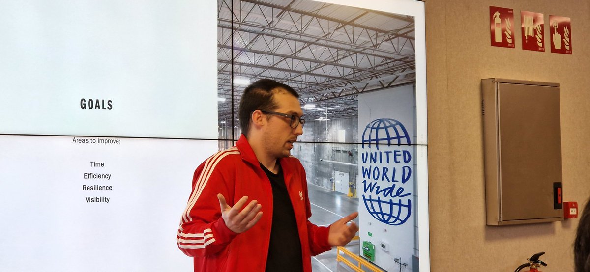 MadridDevops's tweet image. Gran  explicación  de la evolución a la hora de gestionar la plataforma de contenedores  según iba creciendo  el número de clusters, su criticidad  y carga y el tiempo que se necesitaba para gestionar  dicha plataforma. #madrid_devops