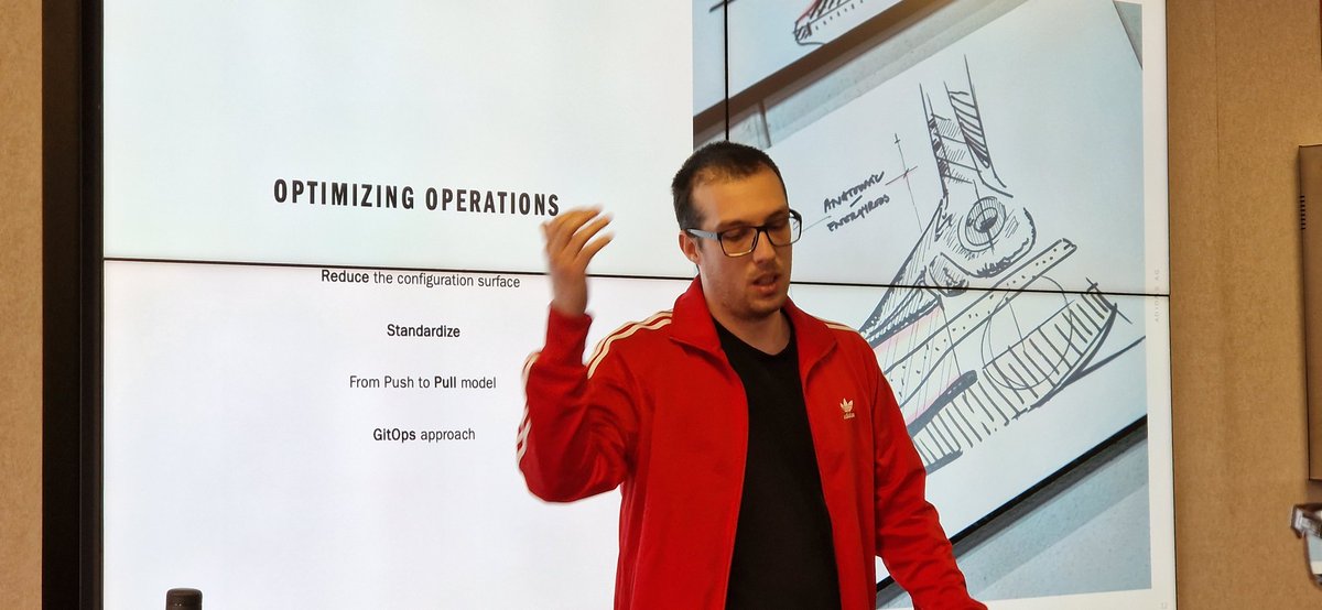 MadridDevops's tweet image. Gran  explicación  de la evolución a la hora de gestionar la plataforma de contenedores  según iba creciendo  el número de clusters, su criticidad  y carga y el tiempo que se necesitaba para gestionar  dicha plataforma. #madrid_devops