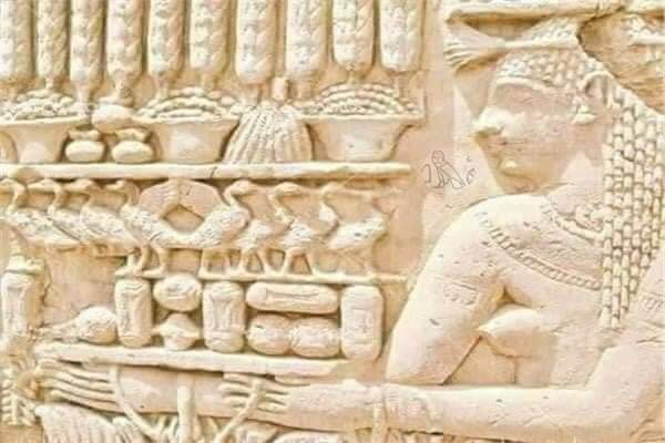 كل سنة والشقيقات والاشقاء بخير وصحة وسلامة يارب ❤ بمناسبة عيد الفطر يعني الكحك المصري الاصيل ونحكي حكايتة عشان محدش يلعب في الاعدادات.............................  
الكحك اصله مصر🇪🇬
اقراص الشمس 
كلمة "كحك" هي كلمة مصرية الاصل، ومنها جائت كلمة "كعك" بالعربيه وكلمة "كيك"