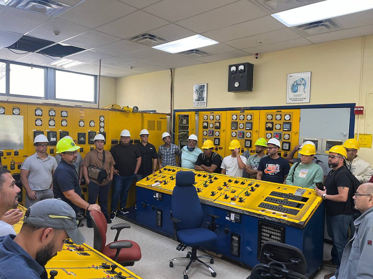 AEE INFORMA | Personal técnico de la AEE recibió a un grupo de estudiantes y profesores de @NUCuniversity en la Central Hidroeléctrica Dos Bocas de Utuado. Los visitantes participaron de una presentación sobre la operación y la historia del sistema eléctrico de Puerto Rico,