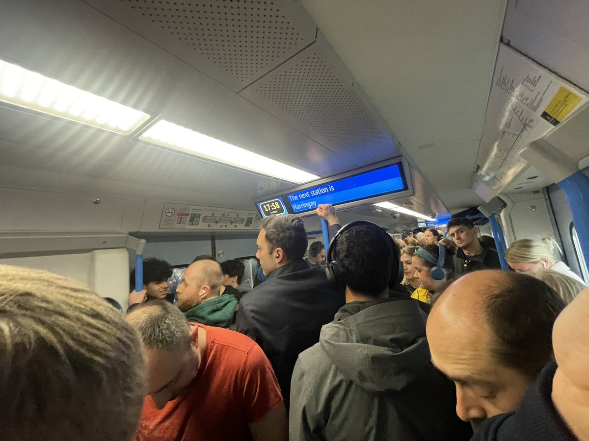 ComisTechnology's tweet image. 17.30 to Stevenage with ‘over time ban’ enforced @GNRailUK this evening. Thanks a bunch.