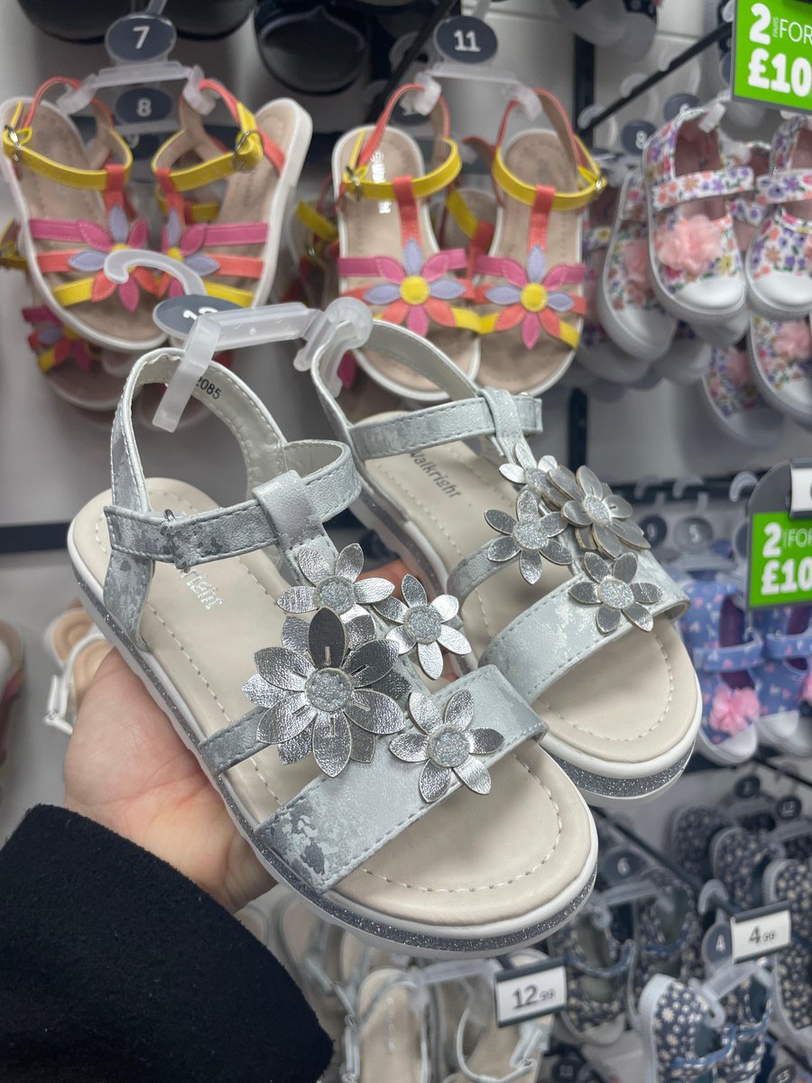 These cute kid's sandals from Shoezone are perfect for springtime! 🌼 

#Harlow #TheHarveyCentre #Shoezone #Spring #KidsAccessories
